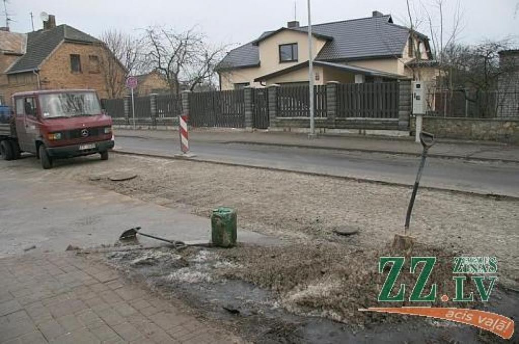 Nesen remontētajā Tērvetes ielā trešdien bija noņemts asfalta slānis. Tiek pieļauts, ka asfalts plaisā purvainas ikdienas dēļ.
Autors: Inga Karlinska.