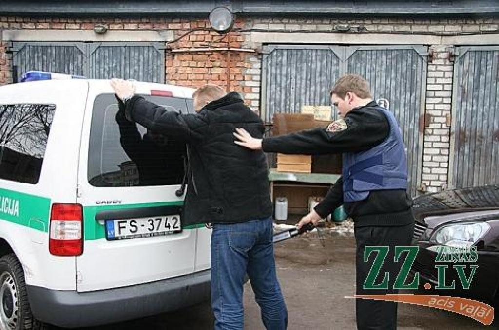 Jelgavas Pašvaldības policijas inspektors Edgars Indriksons nesen iegādāto bruņuvesti un metālu detektoru jau izmanto ikdienas darbā.
Autors: Inga Karlinska.