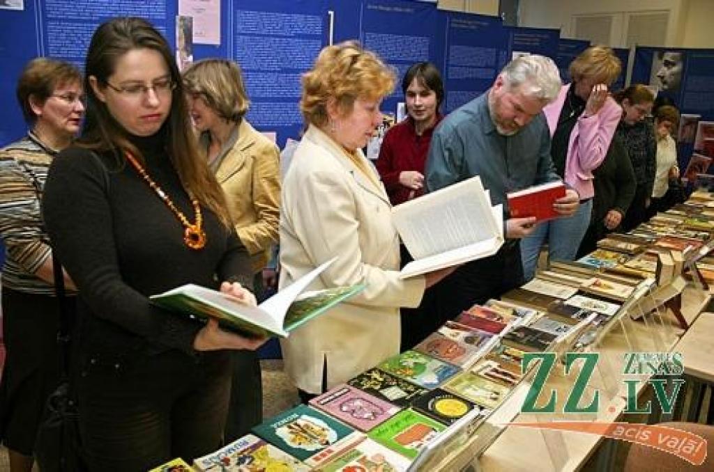 Apmeklētāji izstādē var iepazīties ar aptuveni simts no čehu valodas tulkotiem darbiem.
Autors: Agris Samcovs.