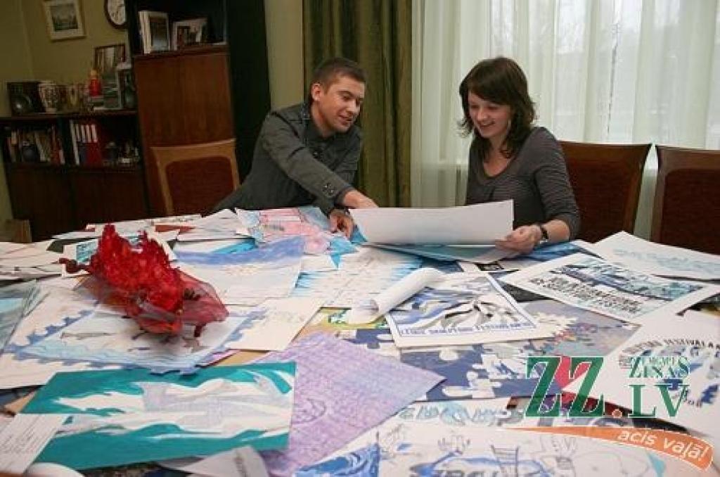 JPPA «Kultūra» projektu vadītājs Ivars Pirvics un asistente Evelīna Bučele spriež, ka daudzie bērnu zīmējumi konkursā tiks vērtēti vairākās kategorijās.
Autors: Agris Samcovs.