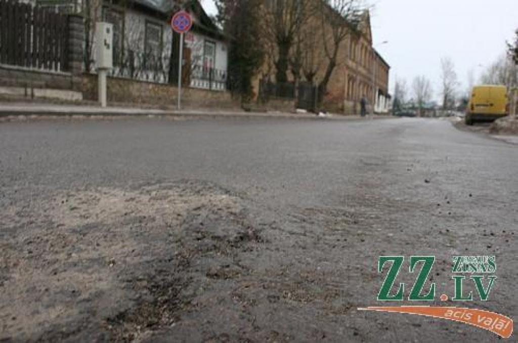 Lai arī ielas remontā ieguldīti milzu līdzekļi, šonedēļ vairāki autobraucēji pamanījuši, ka asfalts dīvainā kārtā uzburbis.
Autors: Agris Samcovs.