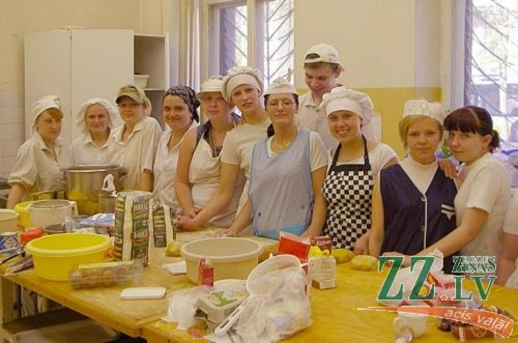 Jelgavas Amatu vidusskolas topošie konditori praktiskajā nodarbībā.
Autors: No skolas arhīva.