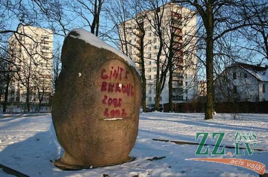 Kāds pagaidām nenoskaidrots vandalis vai ļaundaru grupa uz piemiņas akmens ar koši sarkanu aerosola krāsu uzpūtusi uzrakstu.
Autors: Agris Samcovs.