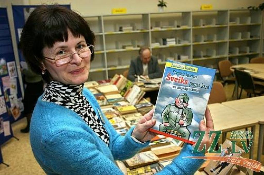 JZB bibliotekāre Tatjana Voropaja demonstrē arī Latvijā labi pazīstamo humoristiskās literatūras «pērli» - vienu no čehu rakstnieka Jaroslava Hašeka grāmatām par krietno kareivi Šveiku.
Autors: Agris Samcovs.