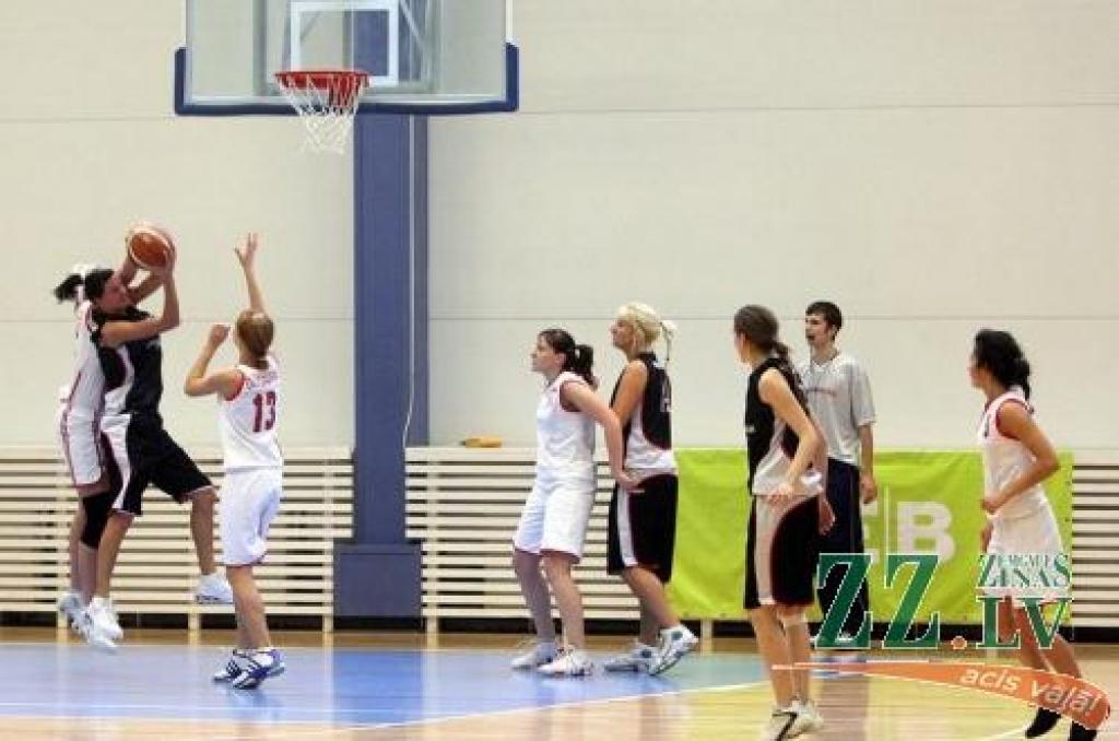 Ineta Kļaviņa cīnās par atlēcošo bumbu zem pretinieču groza.
Autors: Krišjānis Grantiņš.