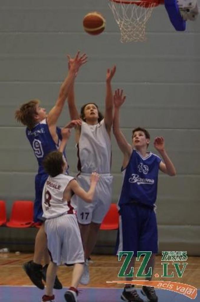 Mūsējo spēlē pret «BS Rīdzene» zem groza cīņā par bumbu pārliecinoši iesaistījies Uvis Strogonovs (17.numurs).
Autors: Krišjānis Grantiņš.