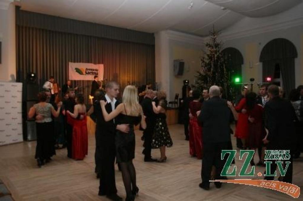 Ikdienā saimniecībās, bet reizi gadā - dejas solī lauksaimnieku pasākumā...
Autors: Indra Endzele.