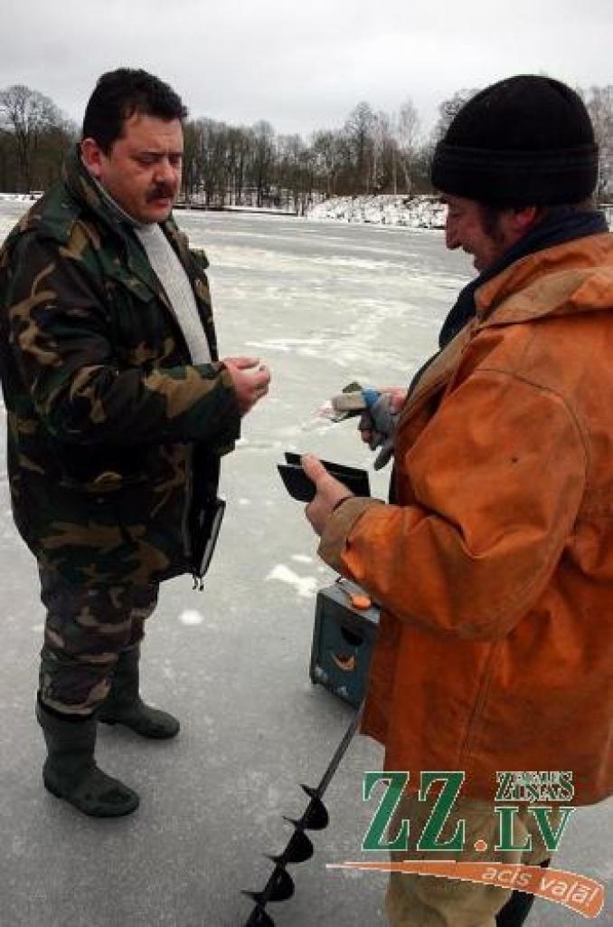 Valsts vides dienesta Jūras un iekšējo ūdeņu pārvaldes Jelgavas kontroles sektora vadītājs Jurijs Skribāns (pa kreisi).
Autors: Krišjānis Grantiņš.