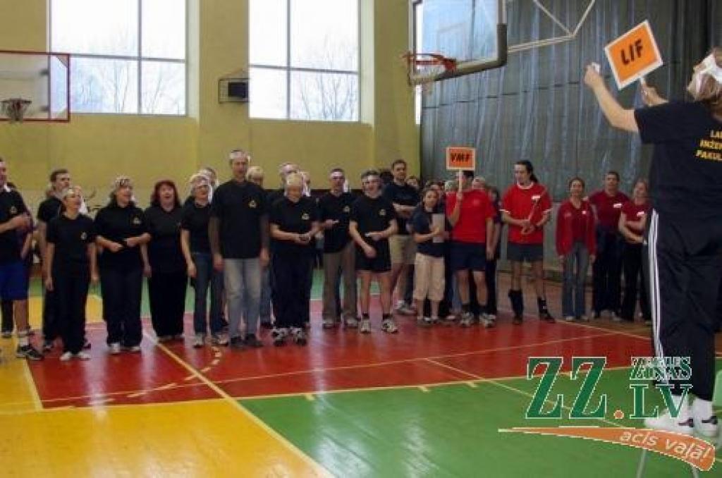 Ar dziesmu sāka un ar gavilēm beidza - tāda ceturtdien bija LIF komandas līdzdalība sporta pēcpusdienā.
Autors: Krišjānis Grantiņš.