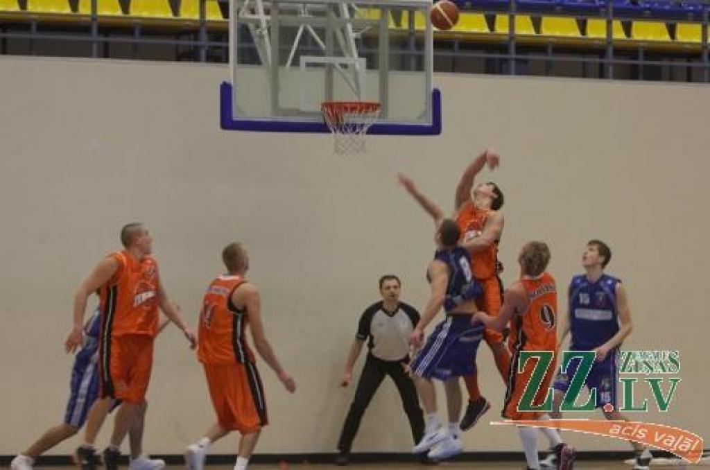 Cīņa par grozu un atlecošo bumbu.
Autors: Krišjānis Grantiņš.