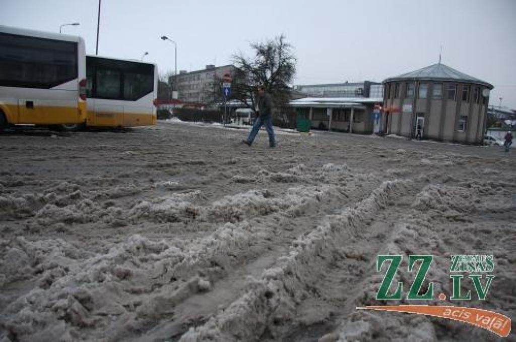 Lai bristu pa šādiem sniega krāvumiem, par piemērotākajiem apaviem viennozīmīgi atzīstami zvejnieku zābaki, bet par piemērotāko transporta līdzekli - traktors.
Autors: Krišjānis Grantiņš.