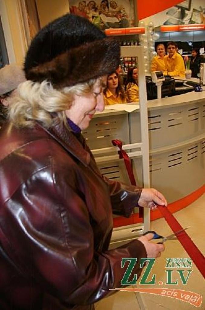 «Topo centra» pirmā apmeklētāja Ērika tieši pulksten 14 pārgriež jaunā veikala lenti.
Autors: Inga Karlinska.
