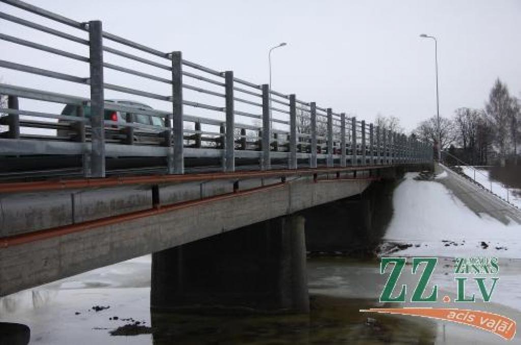 Vairāk nekā miljonu vērtā projekta laikā uz tilta pār Svētes upi uzlika arī apgaismes ķermeņus, tādējādi cenšoties uzlabot satiksmes drošību.
Autors: Krišjānis Grantiņš.