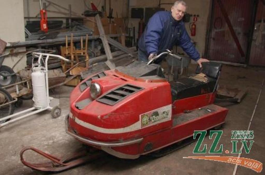 Rolands Baranovskis zina teikt, ka krietnu darba mūžu piedzīvojušais «burāns» spēj attīstīt ap 70 kilometru ātrumu, taču galvenais tā uzdevums ir slīdēt tā, lai veidotos precīzas slēpju sliedes.
Autors: Krišjānis Grantiņš.