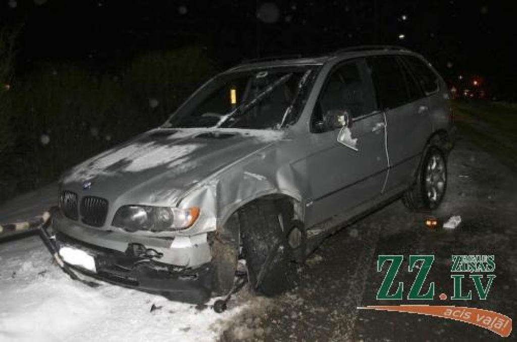 Apvidus automašīnu BMW pēc sadursmes ar sniega tīrītāju gaida pamatīgs remonts.
Autors: Inga Karlinska.