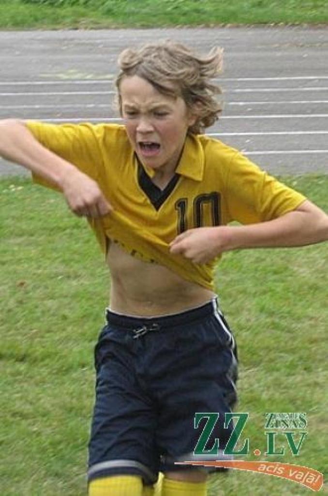 Gluži vai profesionālā stilā sajūsmu par iesistajiem vārtiem pauž Elejas vidusskolas D grupas futbola komandas spēlētājs Kārlis Avots.
Autors: No rajona Sporta centra arhīva.