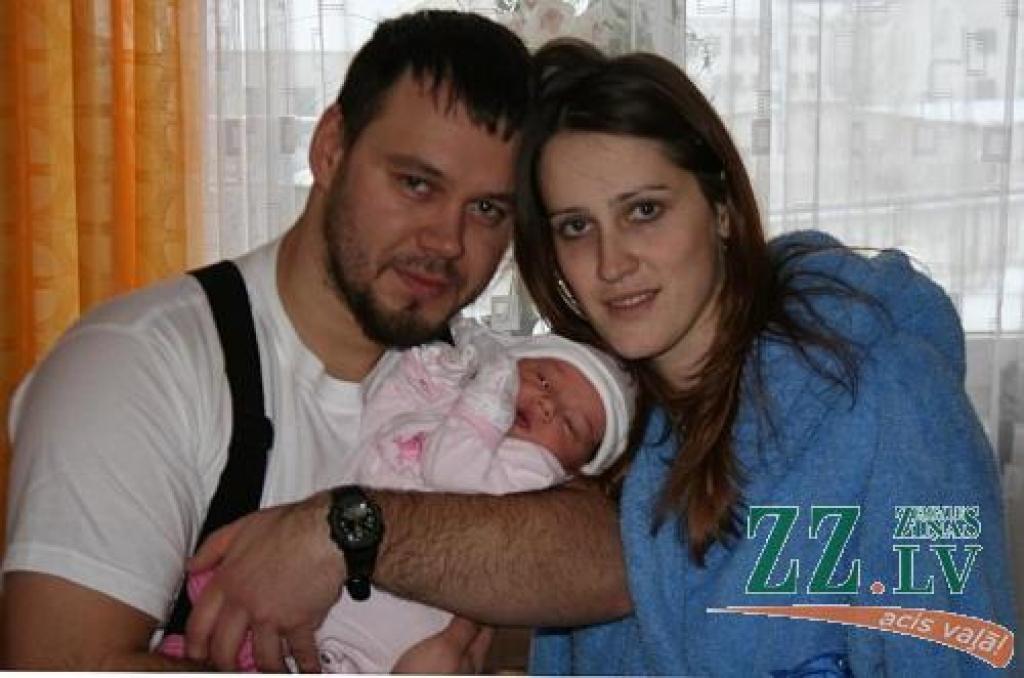 Līga un Valdis Barčevski ar mazo Emīliju.
Autors: Lāsma Antoneviča.