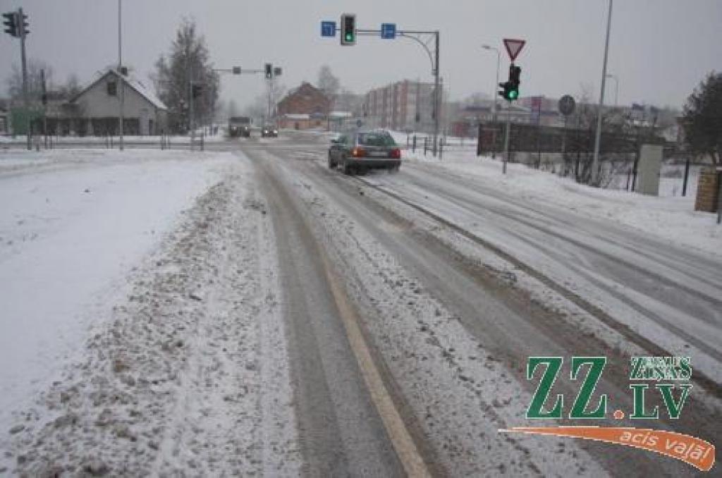 Kā redzams, Raiņa ielas virzienā braucošajiem gribot negribot bija jāpārkāpj ceļu satiksmes noteikumi, šķērsojot nepārtraukto līniju un iebraucot pretējā kustības joslā.
Autors: Krišjānis Grantiņš.