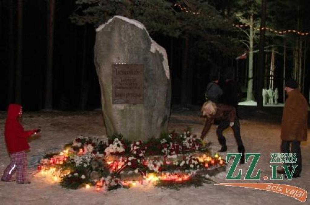 Godinot Ziemassvētku dalībnieku piemiņu, apmeklētāji Ložmetējkalnā nolika ziedus un iededza svecītes.
Autors: Krišjānis Grantiņš.
