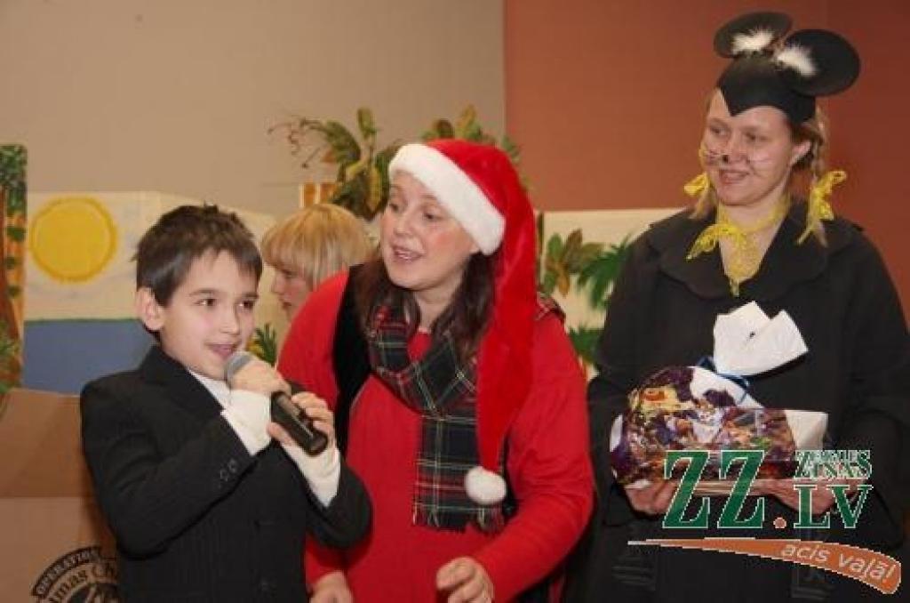 Dzejolīti skaita pirmklasnieks Intars Jakušins, viņā klausās Rūķis Labiņš un Pele Pīka.
Autors: Krišjānis Grantiņš.