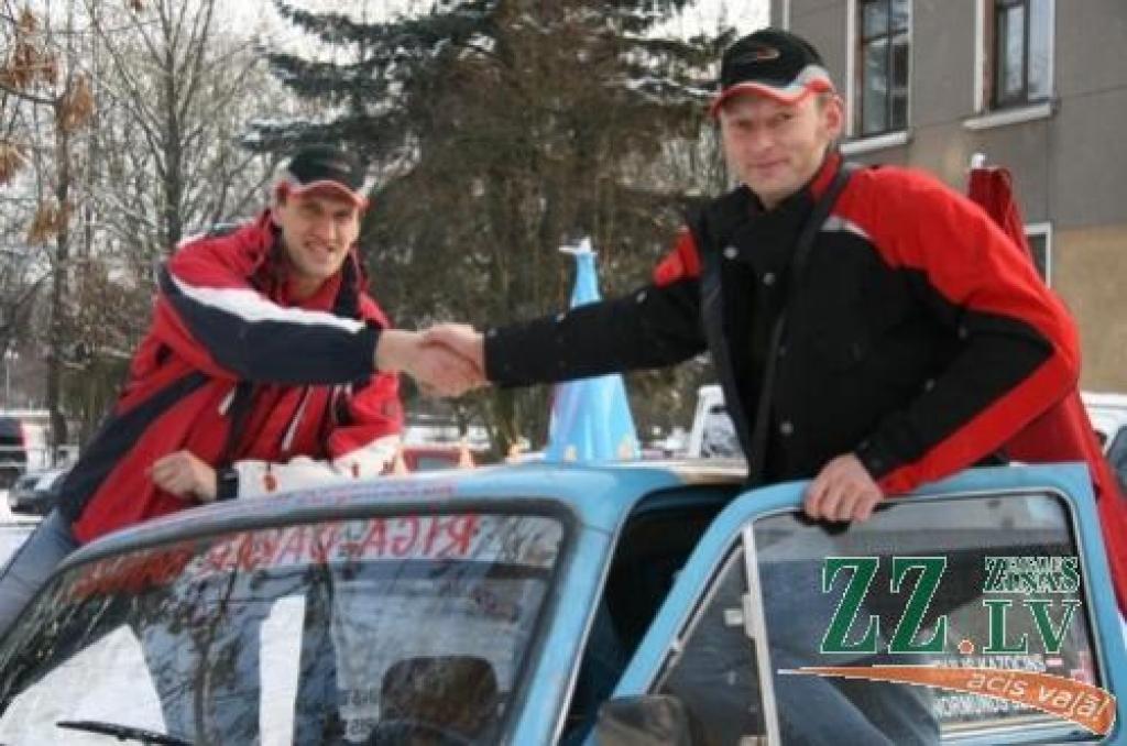 Nedēļas vidū vēl Jelgavā, bet divas dienas vēlāk - jau Spānijas galvaspilsētā, tāds ir Normunda Sebra un Induļa Kažociņa «Ņivā» veiktais ceļš.
Autors: Inga Karlinska.