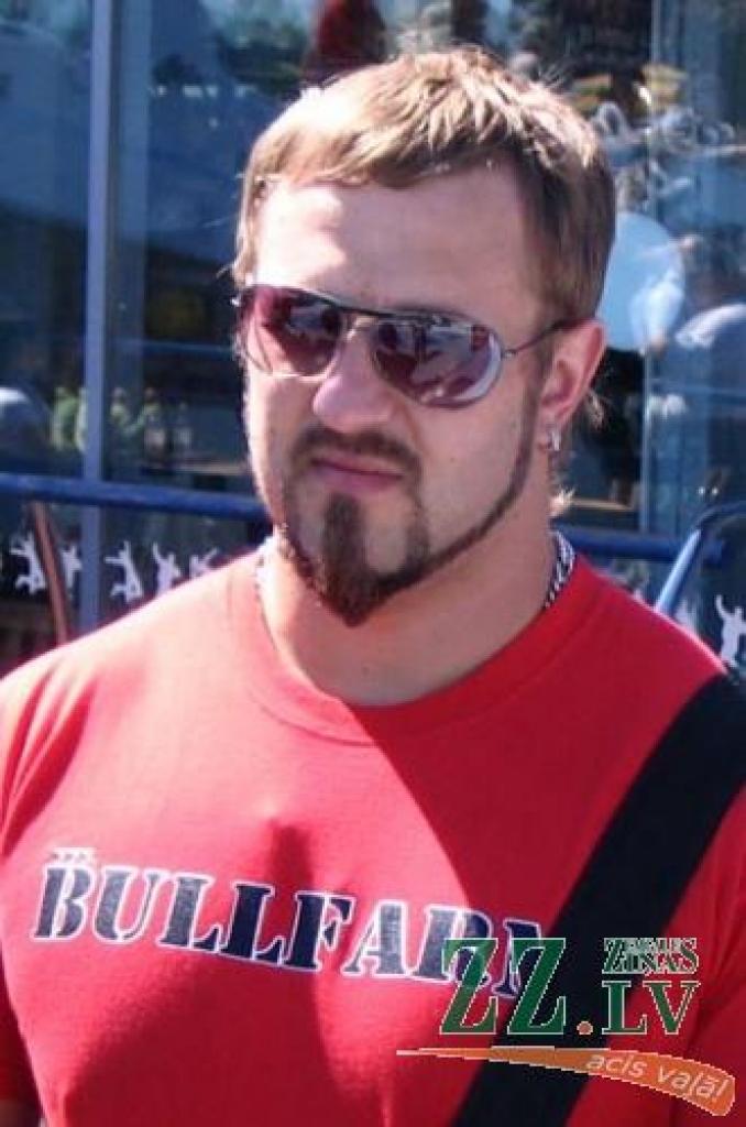 Kluba «Apolons» sportistam Ivaram Ozolam 2007.gada sezona izdevusies patiesi veiksmīga – pasaules čempionātā Krievijā viņam izdevās izcīnīt Latvijas visu laiku labāko rezultātu svara stieņa spiešanā guļus.
Autors: No Edmunda Jansona personīgā albuma.