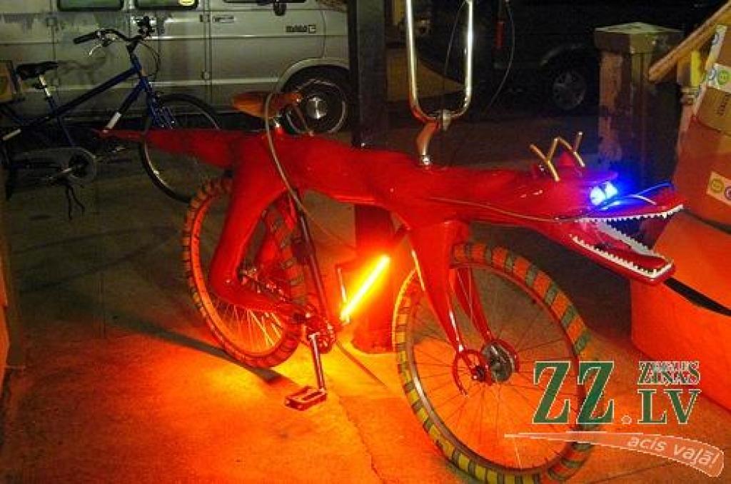 Tumsā šis braucamrīks izskatās sevišķi kolorīti.
Autors: www.gizmodo.com