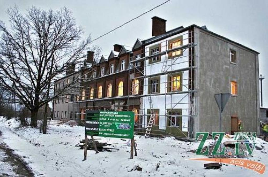 Mājā «Līgotnes» veicamo darbu apjoms ir liels, tādēļ katru dienu objektā strādā vismaz 30 vīri.
Autors: Agris Samcovs.