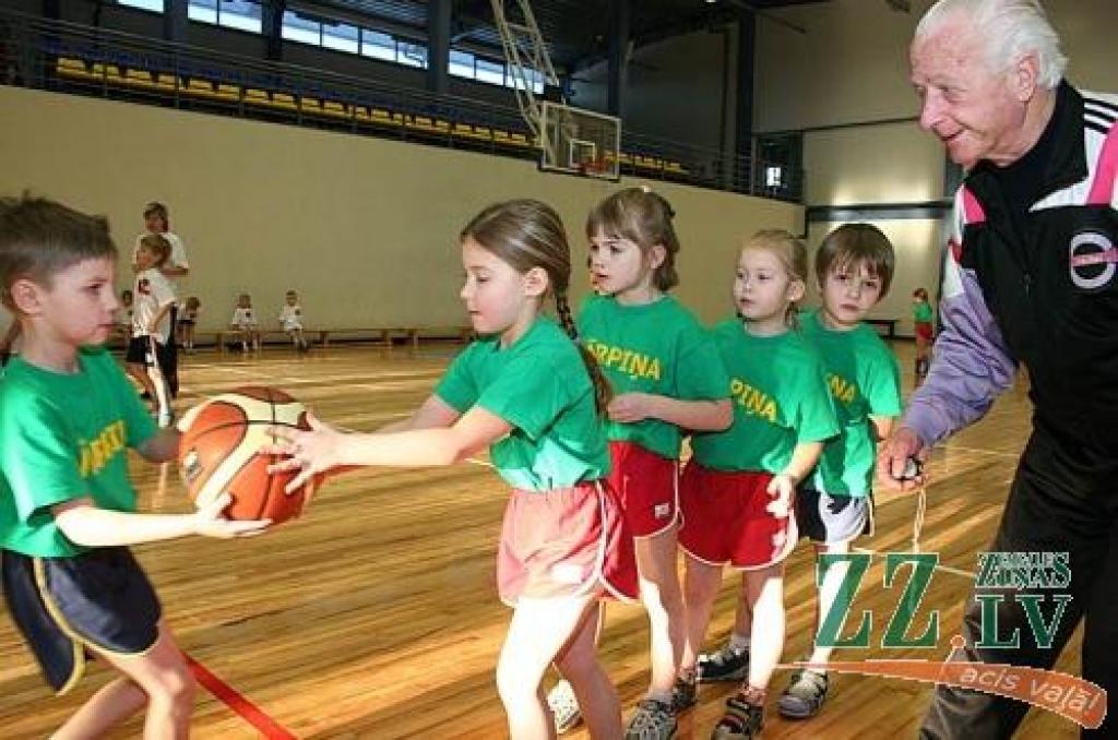 Uzvarētāji - «Vārpiņas» audzēkņi un viņu sporta skolotājs Rolands Čuhalovs.
Autors: Agris Samcovs.