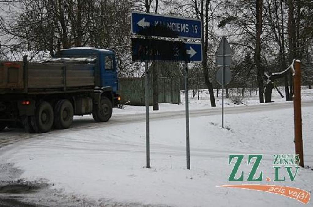 Katrs prāta trūkumu izrāda savādāk - kas netrokšņo ar petardēm, ķeras pie melnās krāsas un apķēpā ceļazīmes.
Autors: Inga Karlinska.