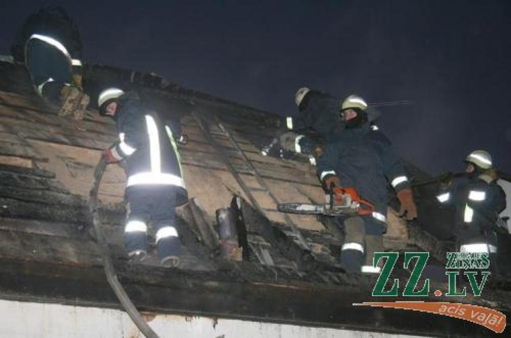 Lai piekļūtu degšanas perēklim, ugunsdzēsējiem vajadzēja uzlauzt gandrīz visu jumtu.
Autors: Inga Karlinska.