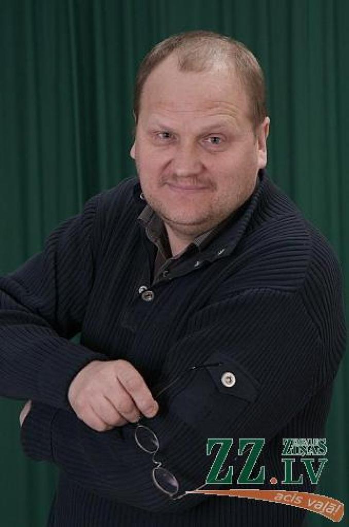 «Es sevi par veiksminieku neuzskatu. Par tādu var dēvēt to, kuram nauda uzkrīt uz galvas no skaidrām debesīm. Man aiz visa stāv grūts darbs,» saka Eduards Kapša.
Autors: Inga Karlinska.