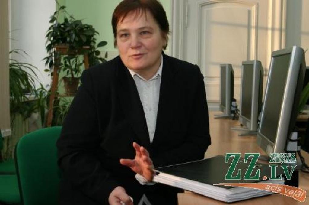 Lauksaimniecības fakultātes dekāne Daina Kairiša skaidro - atšķirība no akadēmiskās maģistrantūras izglītības ir tā, ka mainījusies teorētisko un praktisko studiju attiecība: «Būs vairāk prakšu.»
Autors: Agris Samcovs.