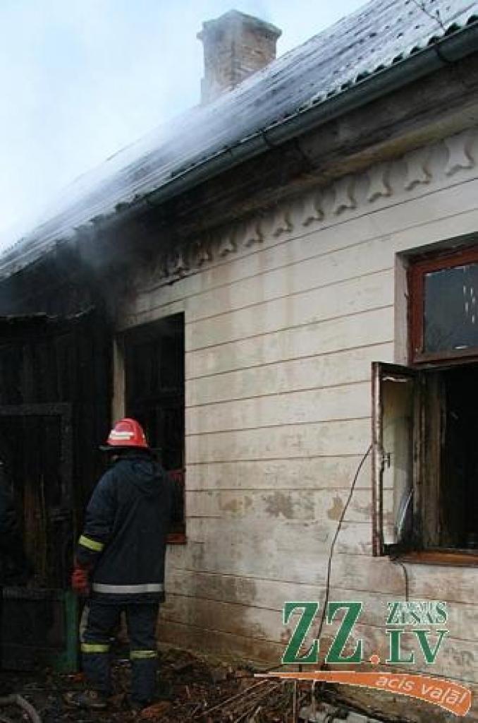Degošo ēku pamanīja kaimiņš, taču, atbraucot ugunsdzēsējiem, mājas vienīgo iemītnieku glābt vairs nebija iespējams. Šajā gadā «melno statistiku» Latvijā atklājis Jelgavas rajons.
Autors: Inga Karlinska.
