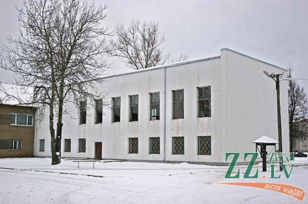 Ozolnieku novada Domes priekšsēdētājs Māris Ainārs cer, ka remontdarbi būs pabeigti jau līdz oktobrim, un nākamos Ziemassvētkus varēs svinēt kultūras nama telpās.
Autors: Agris Samcovs.