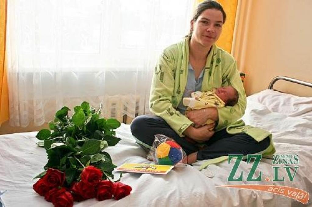 Ieva Lejniece ar meitiņu - pirmo šajā gadā Jelgavā pasaulē nākušo mazuli.
Autors: Agris Samcovs.