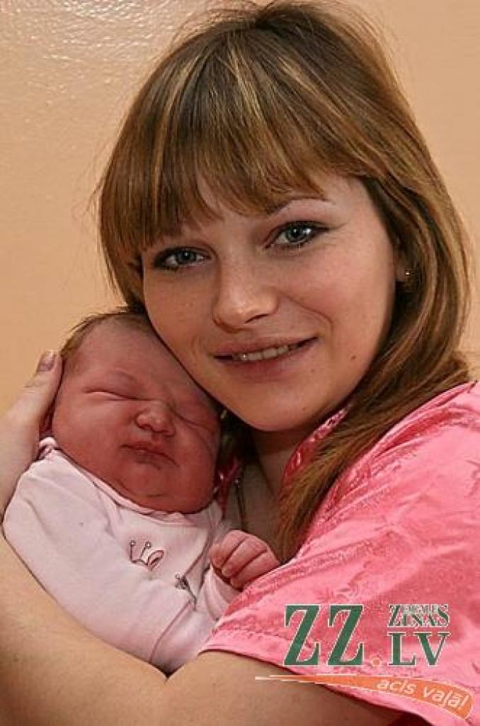 Jekaterina Lisovska ar meitiņu Arinu.
Autors: Agris Samcovs.