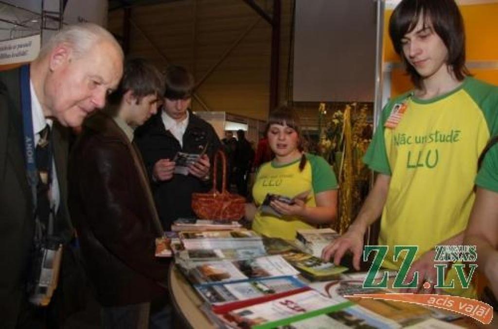Interesenti iepazīstas ar LLU stendā piedāvāto informāciju.
Autors: Krišjānis Grantiņš.
