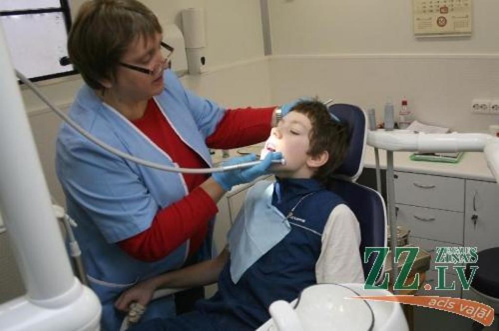 Izdevību pārbaudīt mutes veselību un uzlabot zobu stāvokli izmantoja arī Līvbērzes vidusskolas 4.klases skolnieks Edmunds Jēkabsons.
Autors: Agris Samcovs.