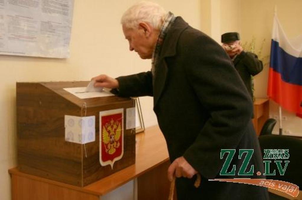 Jelgavnieks Mihails Kuročkins kā pirmais atdeva savu balsi par Krievijas prezidenta kandidātu Dmitriju Medvedevu.
Autors: Inga Karlinska.