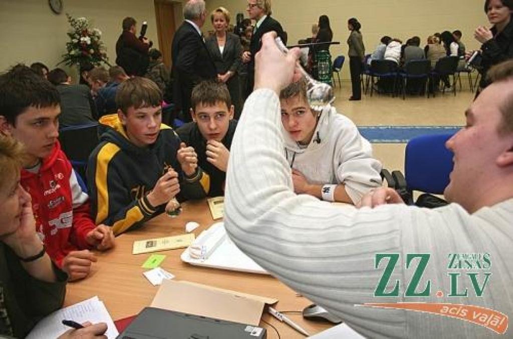 4.vidusskolas komanda izzina ķīmijas noslēpumus.
Autors: Agris Samcovs.