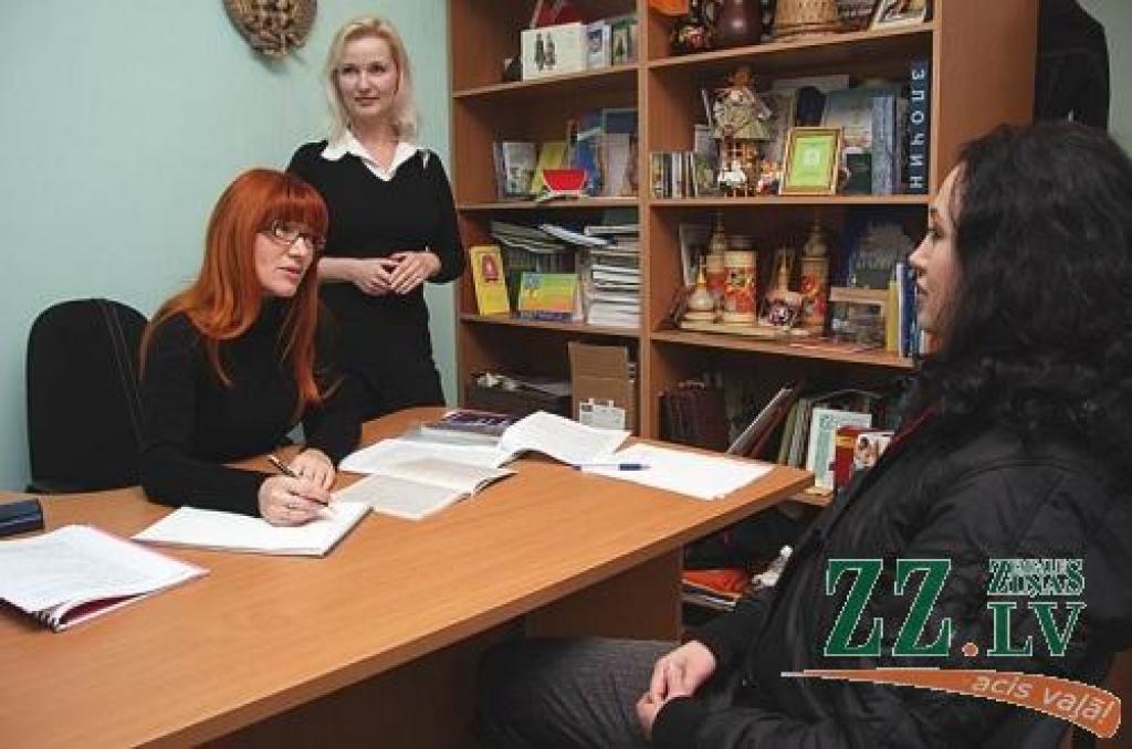 Apmeklētāju konsultē juriste Jeļena Vasiļjeva.
Autors: Krišjānis Grantiņš.