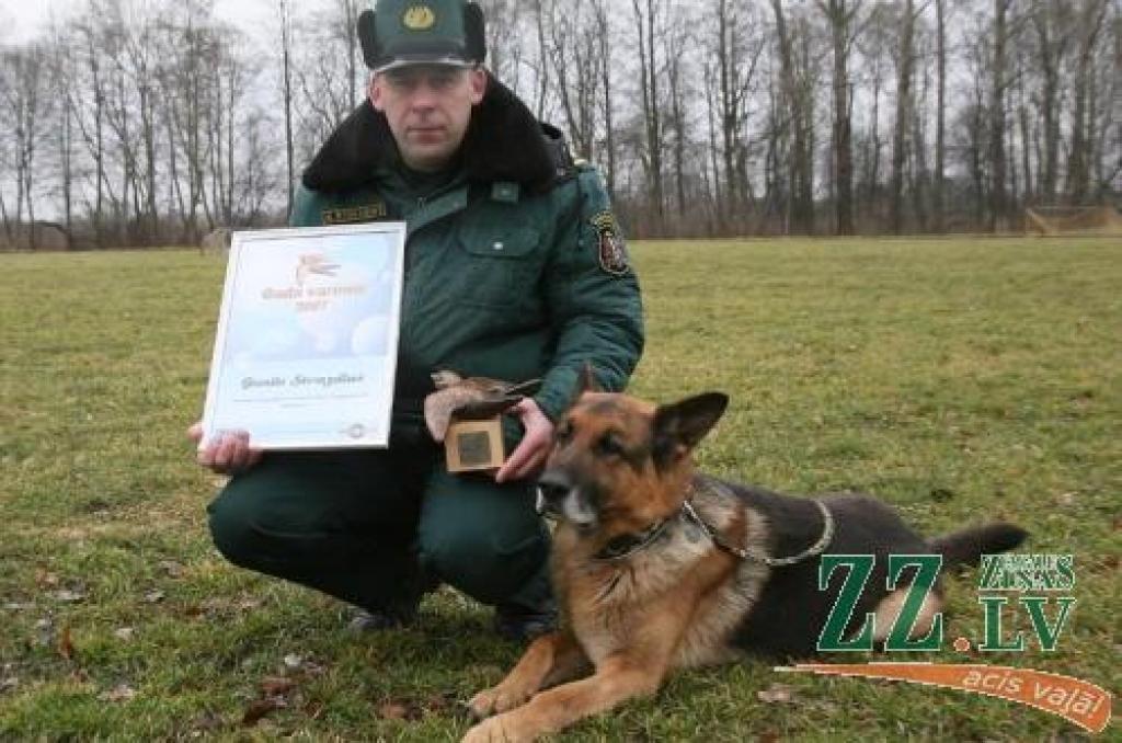 Kinologam Guntim Strazdiņam tika pasniegta tēlnieka Ivara Drulles radītā bezdelīgas statuja, savukārt «Varonīgās astes» laureāts Narno saņēma īpašu kaklasiksnu.
Autors: Inga Karlinska.
