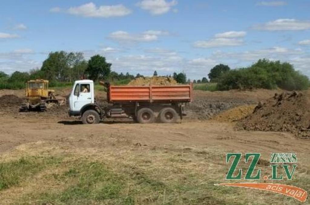 Ko darīt ar nelegāli izrakto dīķi - šajā jautājumā Sidrabenes pagasta deputāti lūgs konsultāciju vides speciālistiem.
Autors: No «Ziņu» arhīva.