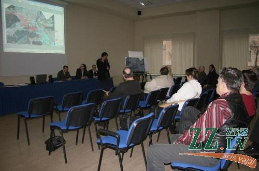 SIA «JZ» projektu vadītājs Valdis Felsbergs maģistrāles Rīga - Jelgava - Lietuvas robeža sabiedriskās apspriešanas laikā skaidro sanākušajiem iecerētā vērienīgā projekta nianses.
Autors: Inga Karlinska.