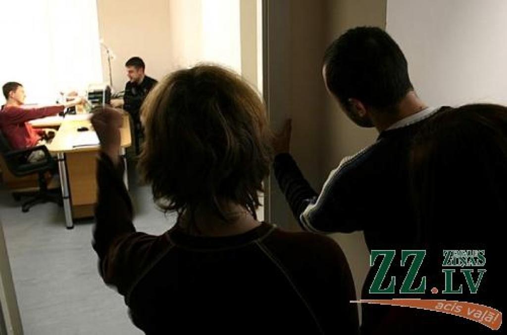 Faktiski vismaz reģionos lielai daļai valsts iestāžu ierēdņu un darbinieku atalgojums nav atbilstošs pienākumu apjomam, atbildībai un kvalifikācijas prasībām, uzsver Jelgavas Reģionālās vides pārvaldes vadītājs Hardijs Verbelis un Zemgales Reģionālās valsts darba inspekcijas vadītājs Valdis Dūms.
Autors: Agris Samcovs.