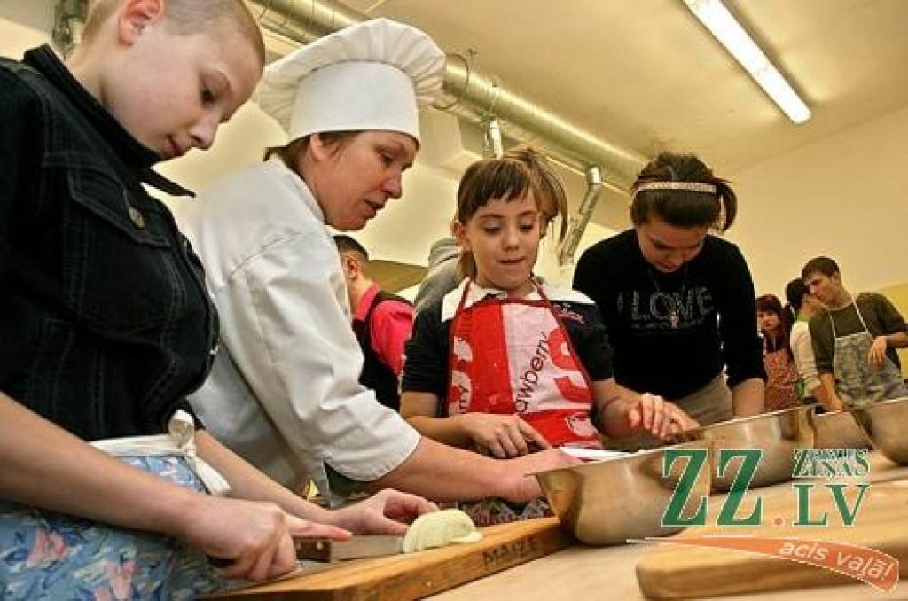 Amatu vidusskolā interešu izglītības projekta ietvaros notiek nodarbības, kurās pamatskolu audzēkņi var izmēģināt spēkus, piemēram, ēdiena gatavošanā.
Autors: Agris Samcovs.