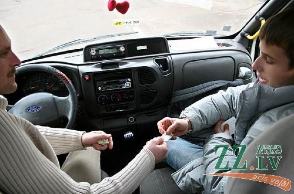 «Lai gan «mikriņi» ir šauri un neērti, parasti tos ikdienā izmantoju tāpēc, ka tie bieži kursē un palīdz ietaupīt laiku, kas ir ļoti svarīgi. No marta gan vairāk centīšos braukt ar vilcienu vai lielajiem autobusiem, jo cenu kāpums ir būtisks. Tomēr nedomāju, ka mikroautobusi līdz ar to kļūs tukšāki, jo tas nenotika arī pirms diviem gadiem, kad biļetes kļuva par 20 santīmiem dārgākas,» vērtē pasažieris Mārtiņš.
Autors: Agris Samcovs.