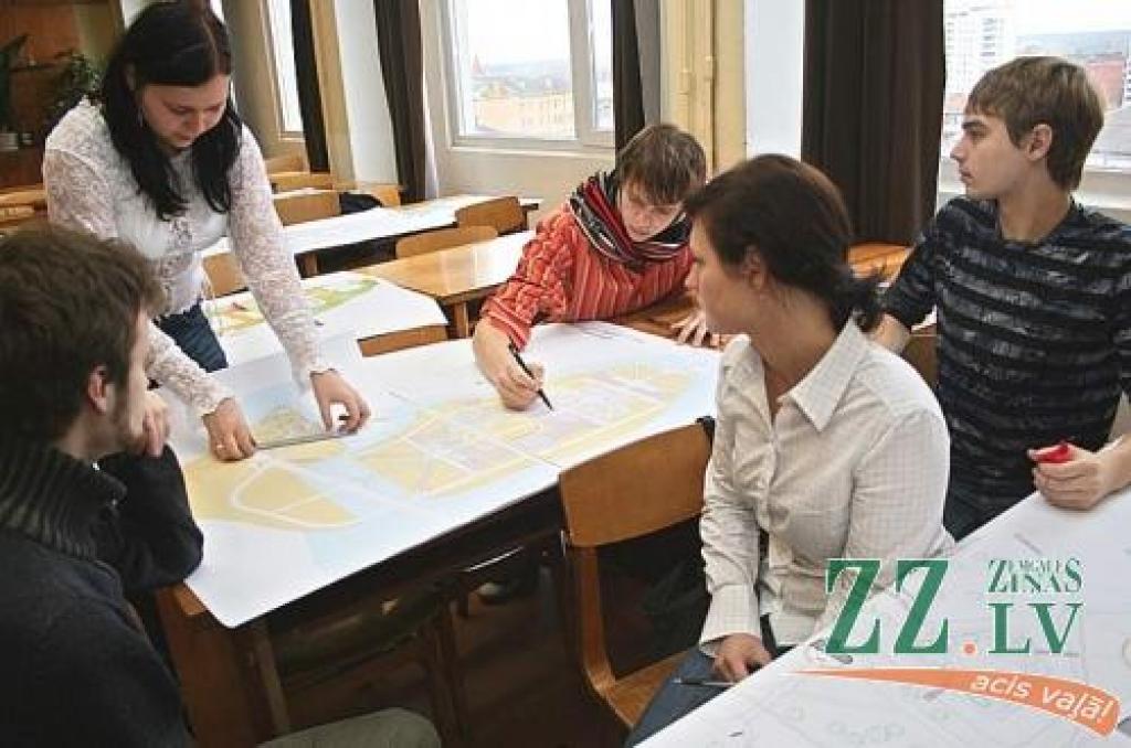 «Ainavu arhitektam jādomā trīs līmeņos - kā teritorijā iekļaut ekonomiku, ekoloģiju un estētiku, bet tikpat svarīga ir arī funkcija,» stāsta šīs profesijas pārstāve Gunita Čepanone.
Autors: Agris Samcovs.