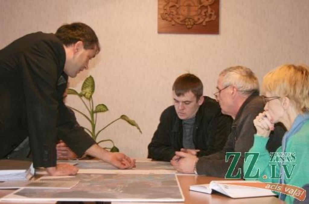 SIA «JZ» projektu vadītājs Valdis Felsbergs skaidro Jurim Kalniņam, kā maģistrāles un pievadceļu izbūve skars viņa īpašumu.
Autors: Inga Karlinska.